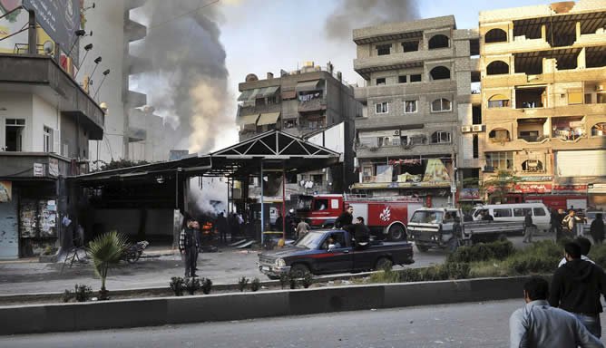 Imagen distribuida por la agencia de noticias siria SANA que muestra el escenario de un ataque con coche bomba en Jaramana, de mayoría drusa, en Damasco, Siria.