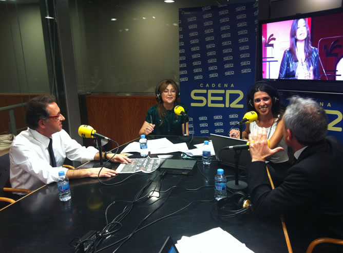 El presentador de 'Saber y ganar' y el periodista de Canal + valoran su premio junto a Raquel García El presentador de 'Saber y ganar' y el periodista de Canal + valoran su premio junto a Raquel García