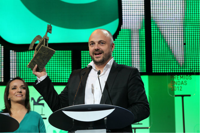 El presentador de 'Buenos Días, Javi Nieves' de Cadena 100 recoge un Ondas 2012. El presentador de 'Buenos Días, Javi Nieves' de Cadena 100 recoge un Ondas 2012.