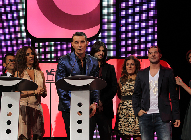 Jesús Vázquez, acompañado de parte del equipo de 'La voz', recoge el premio que reconoce al programa de música de Telecinco Jesús Vázquez, acompañado de parte del equipo de 'La voz', recoge el premio que reconoce al programa de música de Telecinco