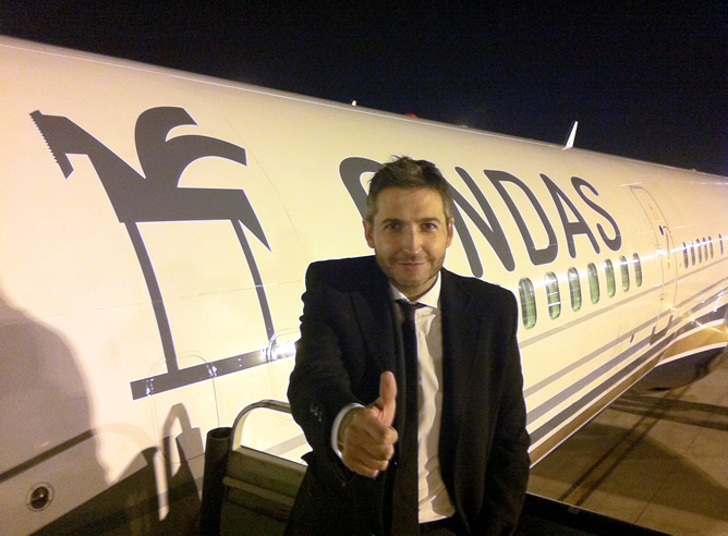 Frank Blanco, presentador de 'Atrévete' en la Cadena Dial y uno de los participantes en la gala de los Premios Onda, saluda antes de subirse al avión de vuelta a Madrid Frank Blanco, presentador de 'Atrévete' en la Cadena Dial y uno de los participantes en la gala de los Premios Onda, saluda antes de subirse al avión de vuelta a Madrid