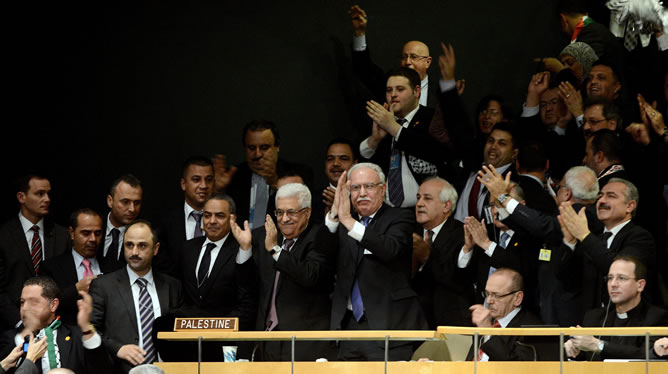 El presidente de la Autoridad Nacional Palestina, Mahmud Abás, y sus delegados celebran el reconocimiento en la ONU