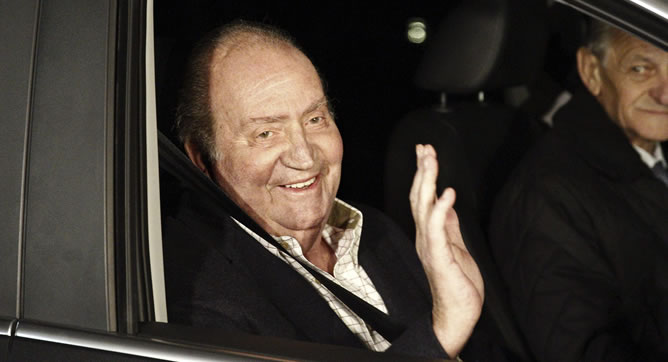 El rey Juan Carlos abandona el hospital tras su operación de cadera.