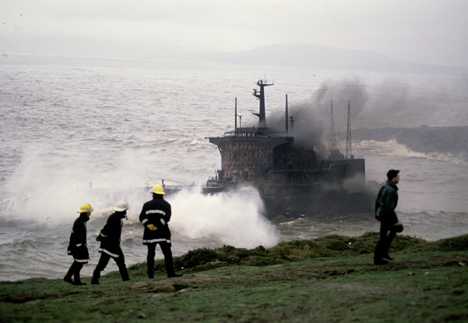 El petrolero griego 'Mar Egeo', que transportaba 79.300 toneladas de crudo, embarrancó en las proximidades de la Torre de Hércules (A Coruña) en diciembre de 1992