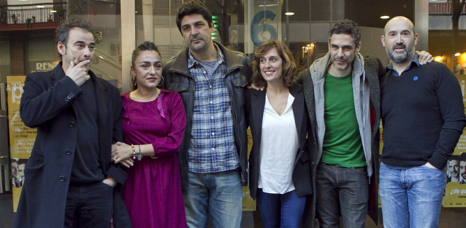 El director Cesc Gay rodeado de parte del elenco de 'Una pistola en cada mano' en la presentación en Barcelona