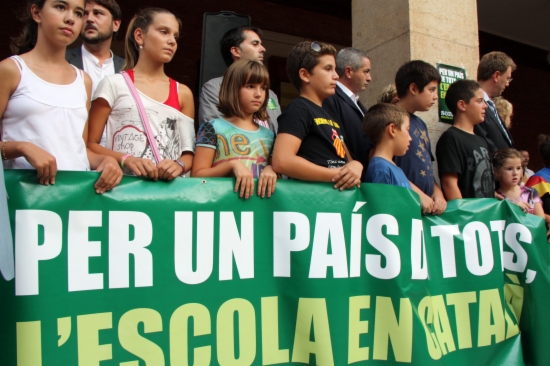Concentració a la plaça de l'Ajuntament de Tortosa en defensa del model d'immersió lingüística a les escoles.