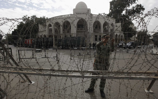 Un policía coloca una alambrada ante el palacio presidencial de Egipto.