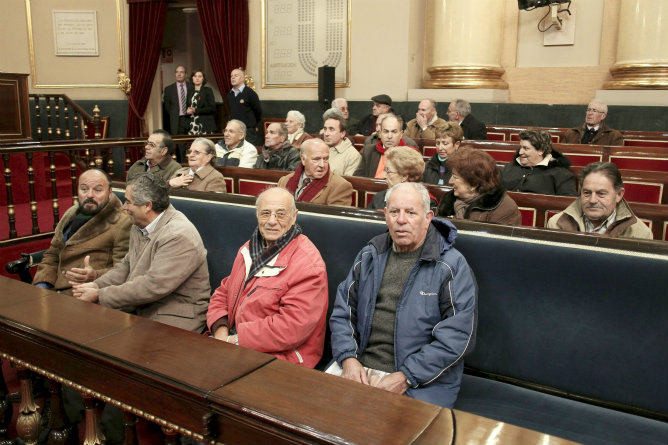 Un grupo de ciudadanos visita el senado