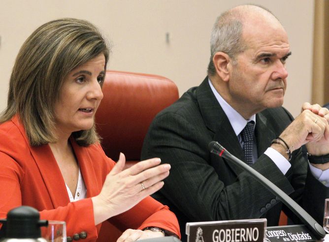 La ministra de Empleo y Seguridad Social, Fátima Báñez, junto al presidente de la Comisión de Seguimiento y Evaluación de los Acuerdos del Pacto de Toledo