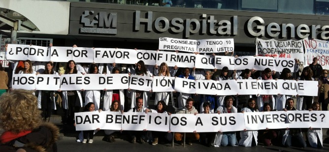 Los trabajadores del Hospital de La Paz han iniciado una campaña de preguntas dirigidas al Consejero de Sanidad