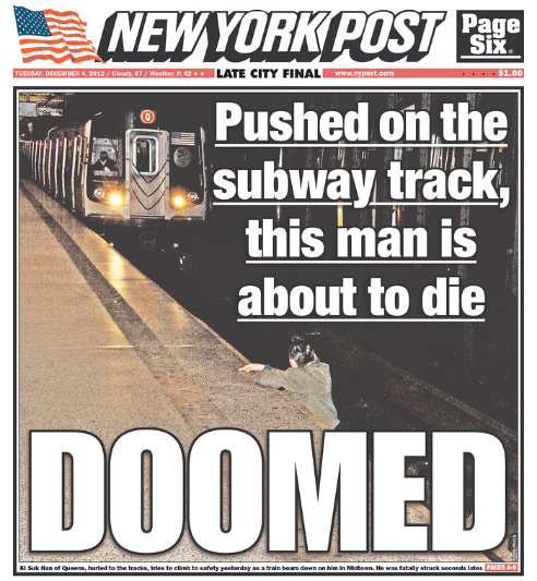 Portada del New York Post del 4 de diciembre de 2012 en la que aparece un hombre al fondo de las vías del metro que está a punto de ser arrollado por el tren