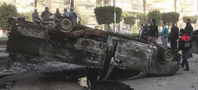 Los disturbios registrados en las calles de El Cairo han dejado numerosos destrozos y cinco víctimas mortales