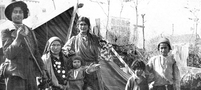 Imagen de archivo (sin fecha) de una familia húngara acampada en los alrededores de la capital de España
