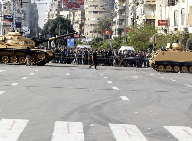 La Guardia Republicana de Egipto restauró el orden en torno al palacio presidencial el jueves después de feroces enfrentamientos sacando los tanques a la calle