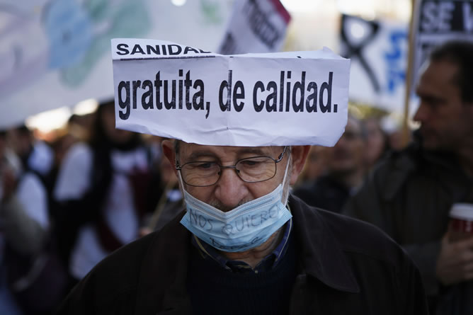 Un manifestante durante una protesta contra los planes del gobierno local para reducir el gasto en salud pública.