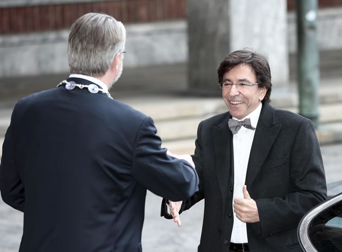 El primer ministro belga, Elio Di Rupo, es recibido por el alcalde de Oslo, Fabian Stang, a las afueras del ayuntamiento, antes de la ceremonia del Premio Nobel de la Paz, en Oslo