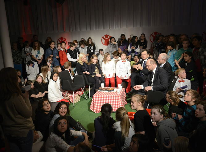 El presidente del Consejo Europeo, Rompuy, el presidente del Parlamento Europeo, Schulz, y el presidente de la Comisión, Barroso, en un encuentro con la Corona Noruega, la princesa Mette-Marit, la Princesa Ingrid Alexandra y otros niños en un acto en el Centro Nobel de la Paz en Oslo