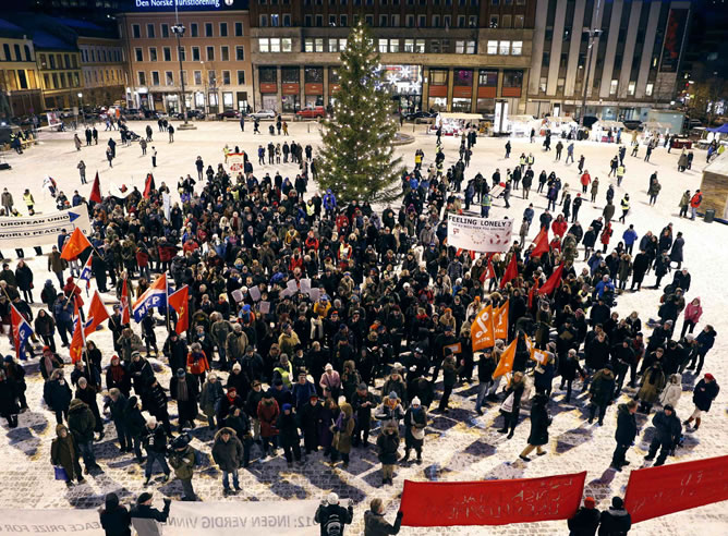 Activistas reunidos para protestar contra la concesión del Comité Noruego del Nobel de la Paz a la Unión Europea