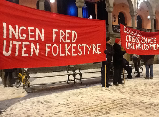 Un grupo de activistas con pancartas protestan en Oslo por la concesión del Nobel de la Paz a la unión Europea