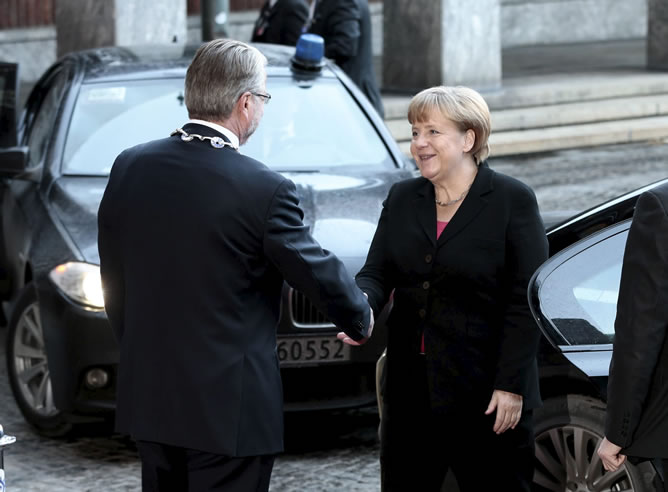 La canciller alemana, Angela Merkel, es recibida por el alcalde de Oslo antes de la ceremonia del Premio Nobel de la Paz