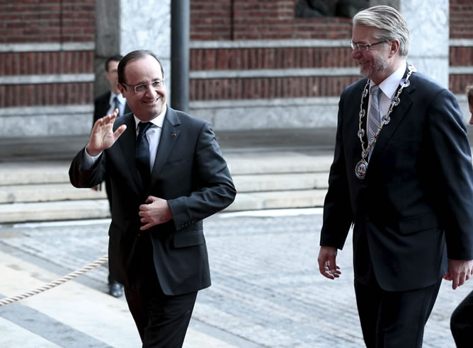 El presidente francés, Hollande, es recibido por el alcalde de Oslo Stang antes d ela entrega del Nobel de la Paz
