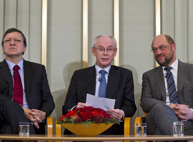 El presidente de la Comisión Europea, José Manuel Barroso, el presidente del Consejo Europeo, Herman Van Rompuy, y el presidente del Parlamento Europeo, Martin Schulz, en una conferencia de prensa en el Instituto Nobel