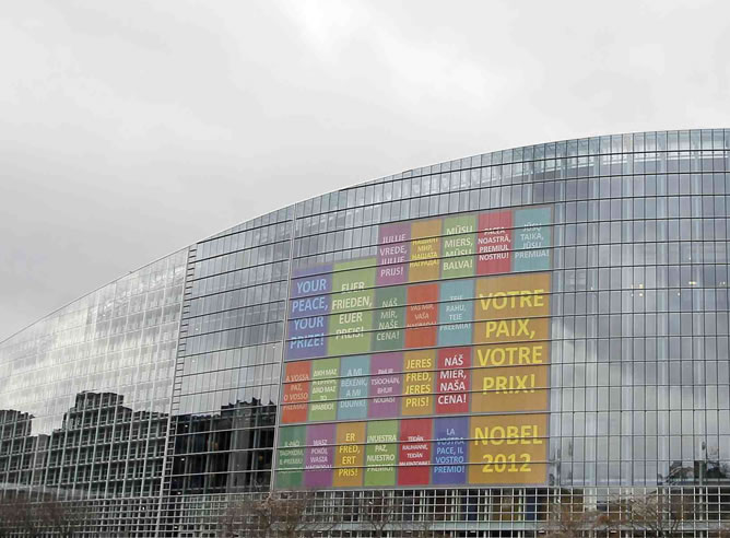 El edificio del Parlamento Europeo se ve adornado con el lema "Su paz, Su premio Nobel 2012", escrito en las lenguas de países miembros de la UE
