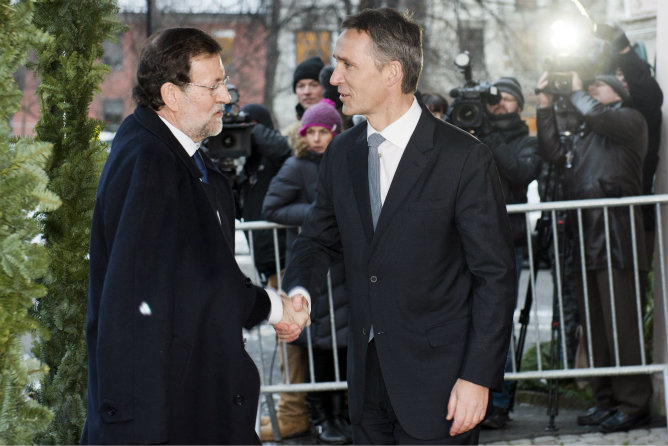 El presidente del gobierno español, Mariano Rajoy, es recibido por primer ministro noruego, Jens Stoltenberg, en Oslo, Noruega