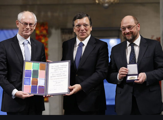 FOTOGALERIA: José Manuel Barroso, Martin Schulz, Herman Van Rompuy posan con el galardón del Premio Nobel de la Paz