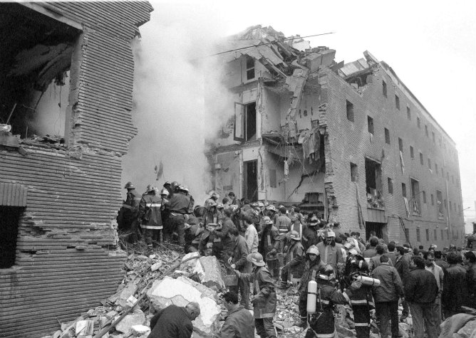 Fotografía de archivo tomada el 11 de diciembre de 1987 del atentado terrorista perpetrado por ETA contra la casa cuartel de la Guardia Civil en Zaragoza.