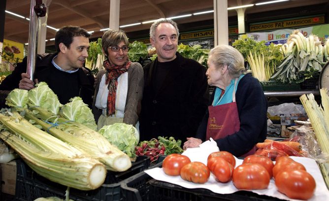 Ferrán Adriá (2d), que ha participado en el cierre de los actos de la capitalidad española de la gastronomía, concedida en 2012 a Logroño, durante su visita al mercado de abastos en compañía, entre otros, del chef riojano Francis Paniego.