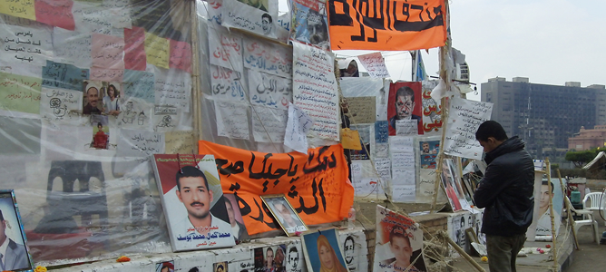 Forografías y carteles de los opositores a Mursi en El Cairo.