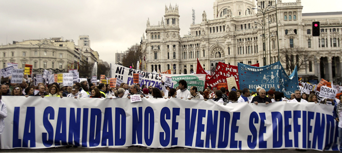 Miles de trabajadores y usuarios de la sanidad pública marchan por el centro de Madrid contra los planes del gobierno regional de privatizar la gestión de seis hospitales y 27 centros de salud.