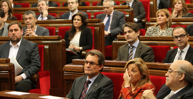 El líder de ERC, Oriol Junqueras y el presidente en funciones de la Generalitat, Artur Mas, en el Salón de Sesiones del Parlament de Cataluña donde se ha llevado a cabo la elección de la presidencia del Parlament de Cataluña.
