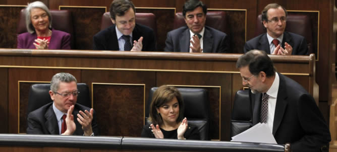 El presidente del Gobierno, Mariano Rajoy, recibe los aplausos de los diputados de su partido, tras su intervención en la sesión de control al Ejecutivo, este miércoles en el Congreso de los Diputados