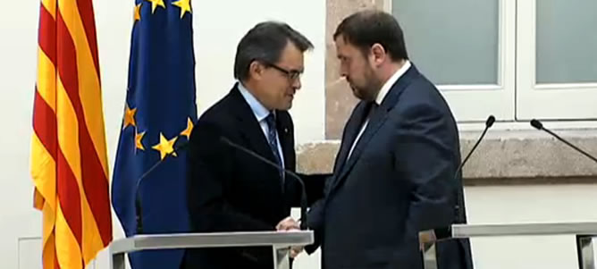 El líder de CiU, Artur Mas, y el presidente de ERC, Oriol Junqueras, han escenificado este miércoles en un acto solemne en el Parlament la firma del acuerdo de gobernabilidad y estabilidad parlamentaria en Cataluña