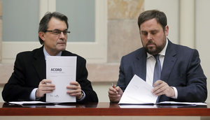 El líder de CiU, Artur Mas, y el presidente de ERC, Oriol Junqueras, han escenificado este miércoles en un acto solemne en el Parlament la firma del acuerdo de gobernabilidad y estabilidad parlamentaria en Cataluña