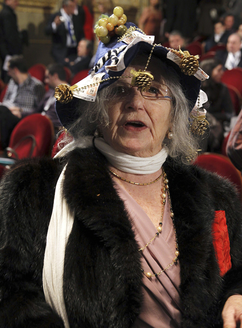 Una de las muchas personas que han asistido disfrazadas al Teatro Real de Madrid para presenciar el Sorteo Extraordinario de Navidad