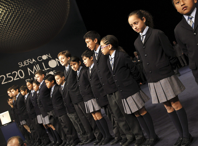 Los niños pertenecientes al Colegio de San Ildefonso de Madrid, momentos antes del comienzo del sorteo