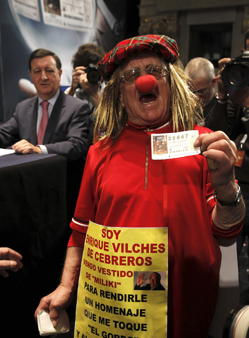 Enrique Vilches, de 80 años, disfrazado de payaso en homenaje al fallecido Miliki, es uno de los muchos asistentes al Teatro Real de Madrid para presenciar el sorteo