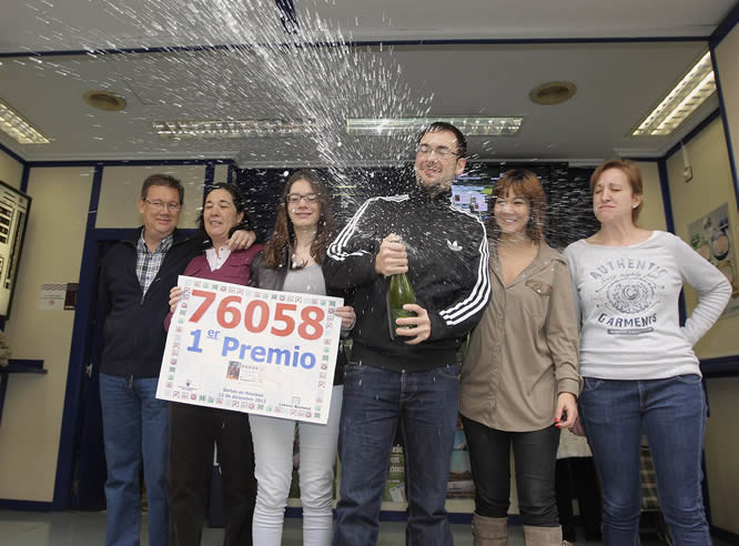La familia Artiach, propietaria de la administración 42 de Zaragoza, celebra el reparto de 5 décimos del Gordo de la Loteria de Navidad.