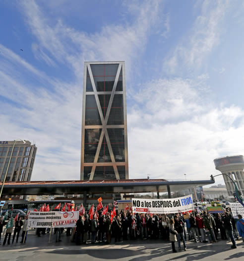 Concentración de este lunes ante la Torre Bankia, sede del banco, que prevé despedir a unos 5.000 trabajadores