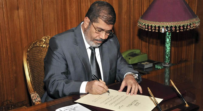 El presidente Mohamed Mursi firma un decreto para aprobar la nueva Constitución