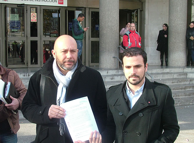 Los diputados de IU, Ricardo Sixto y Alberto Garzón, ante los juzgados de Plaza de Castilla (Madrid) tras la presentación de la querella contra Crisina Cifuente el pasado 12 de diciembre