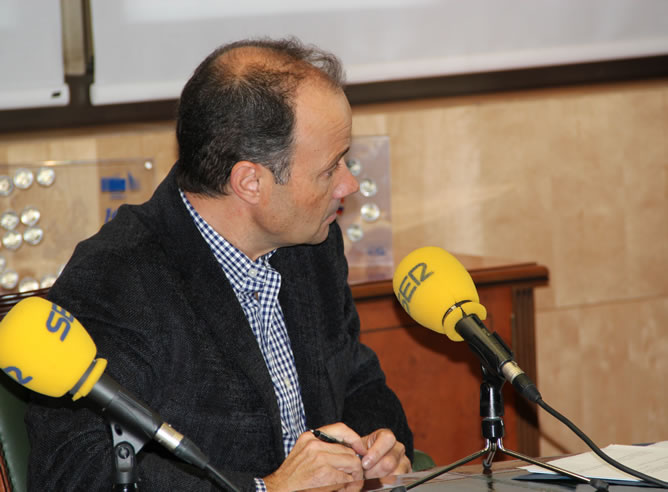 El director de 'Hora 14', José Antonio Marcos, en un momento durante la entrevista al ministro de Economía, Luis de Guindos