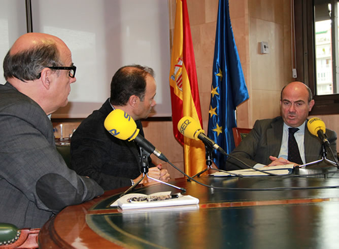Emilio de la Peña, jefe de Economía de la SER, José Antonio Marcos y el ministro de Economía, Luis de Guindos.