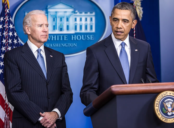 El presidente Barack Obama habla junto al vicepresidente Joe Biden en la Sala de Conferencias de Prensa Brady en la Casa Blanca en Washington