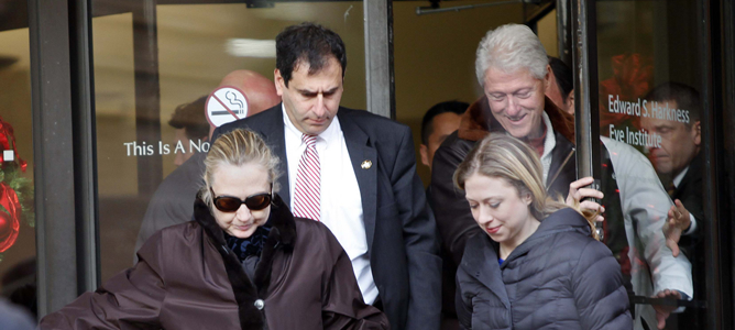 La secretaria de Estado de Estados Unidos, Hillary Clinton abandona, acompañada de su familia, el hospital de Nueva York en el que ingresó por un coágulo en la cabeza