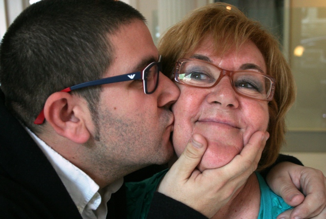 El cocinero Dani García besa a su heroína gastronómica: su madre.