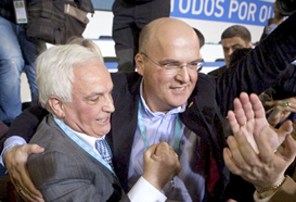 José Luis Baltar abraza a su hijo Manuel, tras ser éste nombrado presidente de la Diputación de Ourense